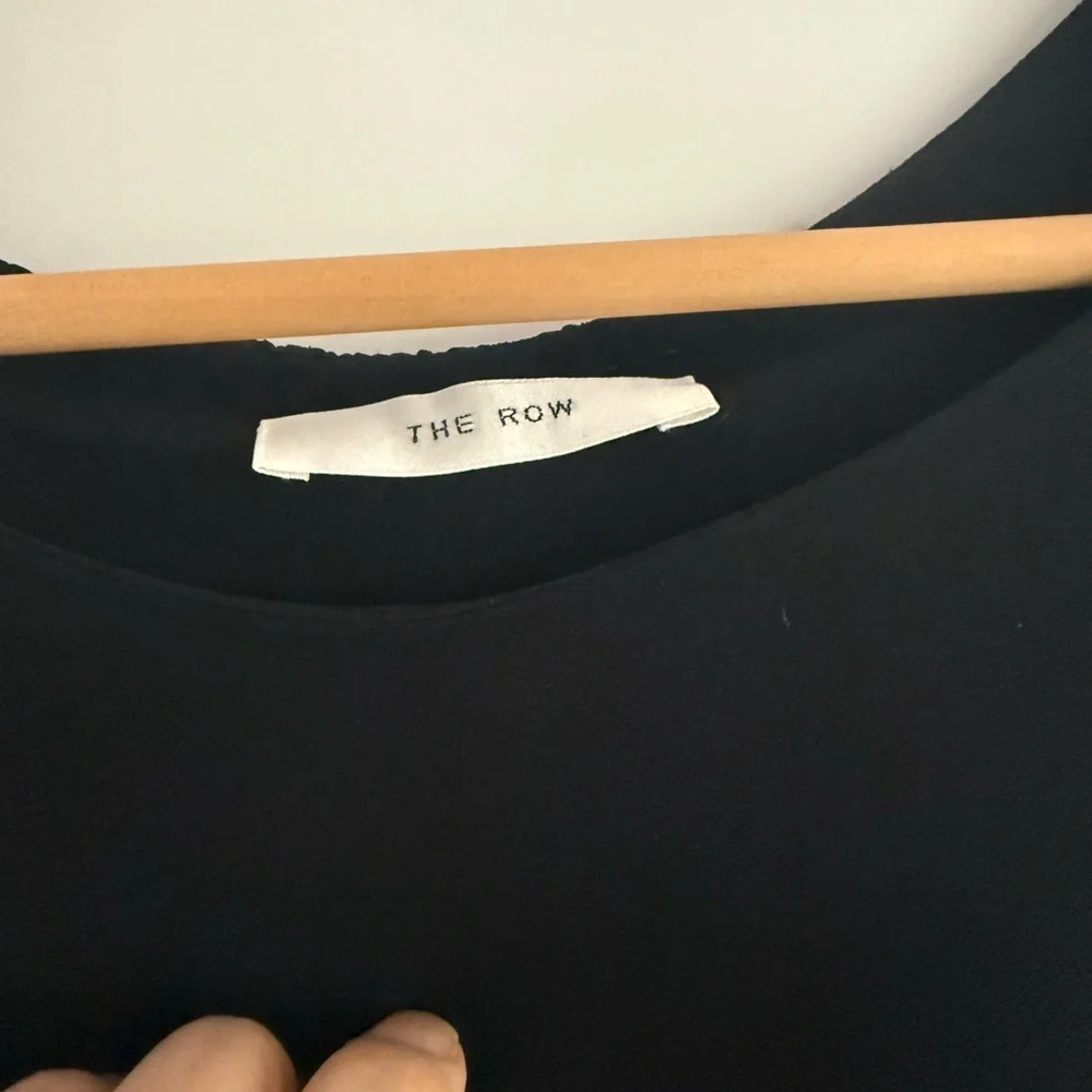 The row sleeveless cape top - Picture 2 of 4